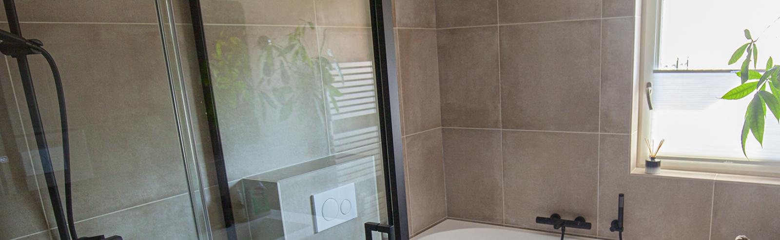 banner rewind beige grijze wand en vloertegel badkamer 60x 60 cm