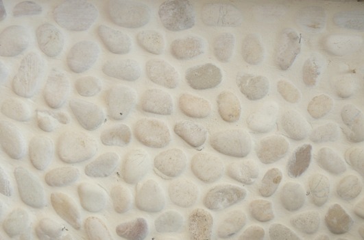 Beach Pebbles white witte kiezelstenen op matje per m2 online Douche Midden In Badkamer ~ Beach Pebbles white witte kiezelstenen op matje per m2 online