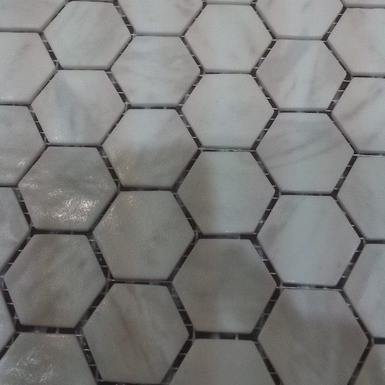 Hedendaags hexagon matte witte carrara marmerlook mozaïek 2,7 x 3 cm op matje QD-53