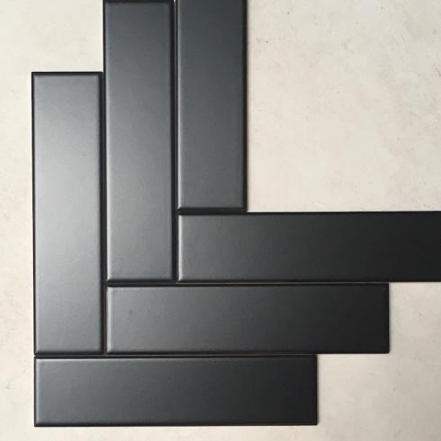     Liso mat zwart strakke tegel met rechte randen 5 x 20 cm per 0,5 m2
