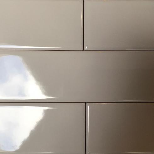     Liso glanzend lichtgrijs strakke tegel met rechte randen 5 x 20 cm per 0,5 m2
