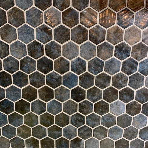     Hexagon XL glasmozaiek koperblauw glanzend 5 x 5 cm op matje per 0,49 m2
