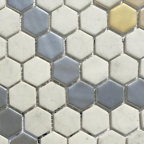     hexagon goud wit grijs patroon glas mozaïek 2,7 x 3 cm op matje per m2
