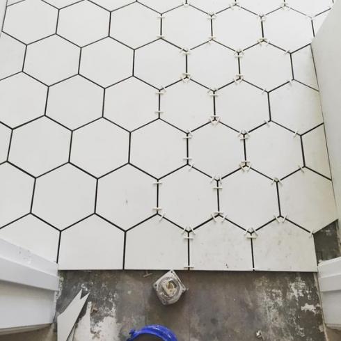     Hexagon wit lichtgrijs mat wand- en vloertegel 17,5 x 20 cm
