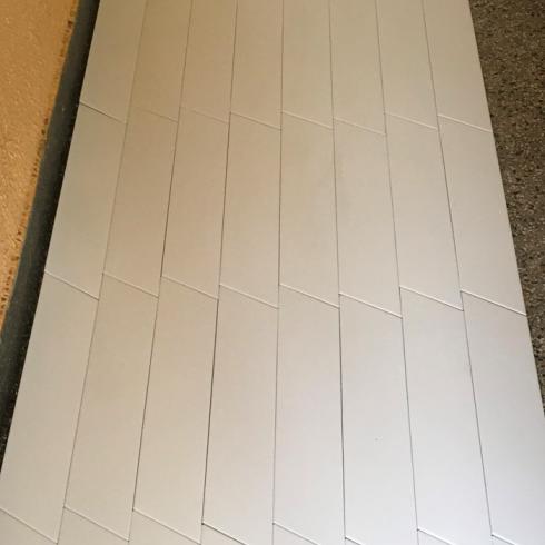     Wit mat CHEVRON LINKS  langwerpige tegels met schuine zijde 9,8 x 52,2 cm vloer-en wandtegel per 0,45 m2
