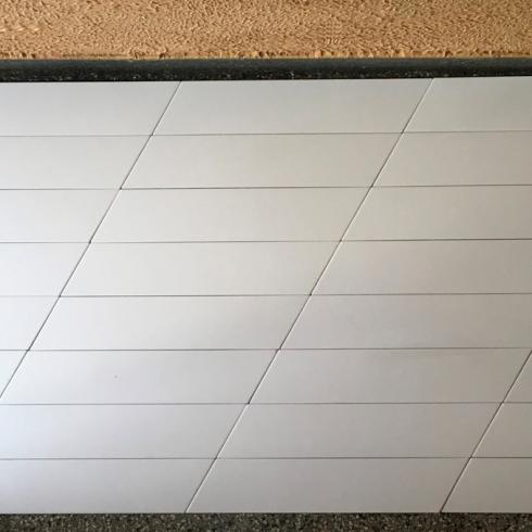     Wit mat CHEVRON LINKS  langwerpige tegels met schuine zijde 9,8 x 52,2 cm vloer-en wandtegel per 0,45 m2
