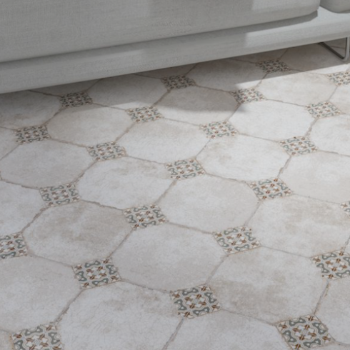     Doorleefde grijs-beige octagontegel met groen decor 22,5 x 22,5 cm per 1,01 m2
