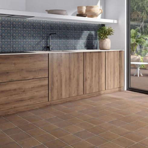 
    Waaier op tegel donkerblauw 20x20cm per m2

