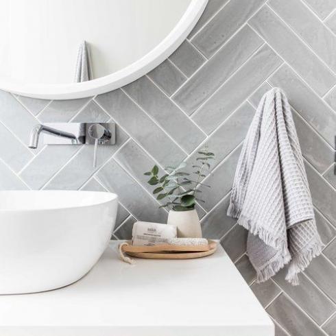     badkamer visgraat Half Tile light grey lichtgrijs  7,5 x 30 cm per m2
