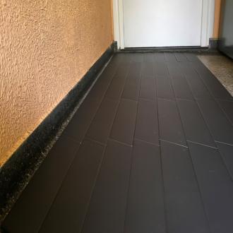     Zwart mat langwerpige tegels met schuine zijde 9,8 x 52,2 cm vloer-en wandtegel per 0,45 m2
